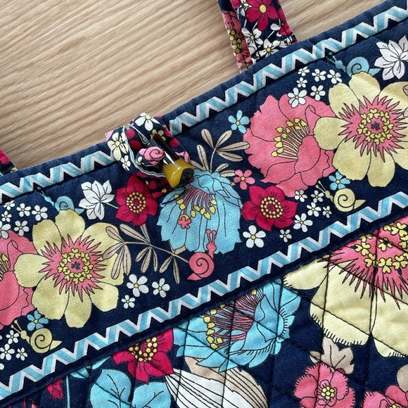 Vera Bradley quilted floral print bag/tote bag - Picture 3 of 7